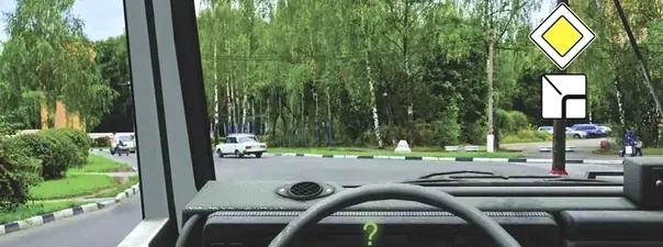 Билет №4, вопрос №7: Вы намерены продолжить движение по главной дороге. Обязаны ли Вы при этом включить указатели правого поворота?