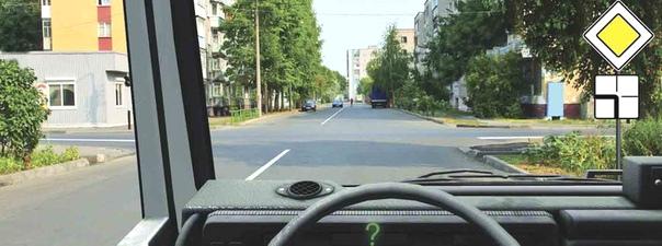 Билет №6, вопрос №7: Вы намерены продолжить движение по главной дороге. Обязаны ли Вы включить указатели левого поворота?