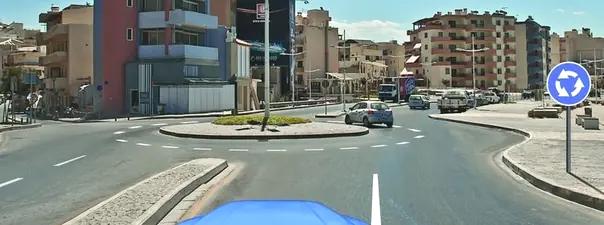 Билет №32, вопрос №7: Обязаны ли Вы включить указатели правого поворота перед въездом на этот перекресток?