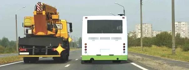 Билет №7, вопрос №8: Обязан ли водитель автобуса уступить дорогу водителю грузового автомобиля?