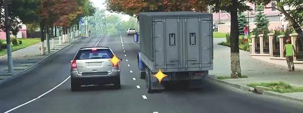 Билет №12, вопрос №8: Кто должен уступить дорогу при одновременном перестроении?