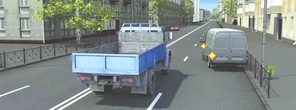 Билет №34, вопрос №8: Можно ли водителю автомобиля в данной ситуации начать движение от тротуара?