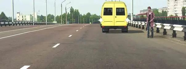 Билет №22, вопрос №9: Разрешено ли водителю движение задним ходом на путепроводе для посадки пассажира?