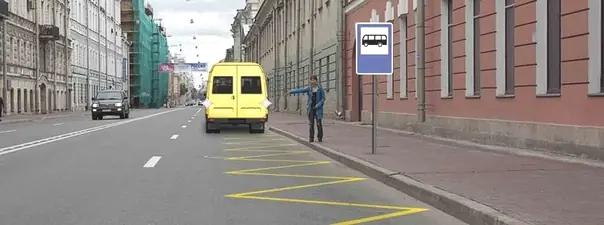 Билет №37, вопрос №9: Разрешено ли водителю маломестного автобуса движение задним ходом для посадки пассажира?