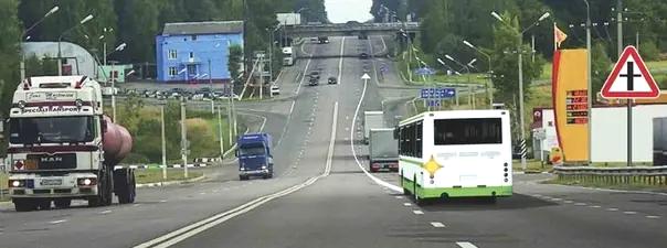 Билет №1, вопрос №11: Можно ли водителю автобуса выполнить опережение грузовых автомобилей вне населенного пункта по такой траектории?