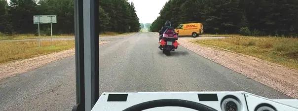 Билет №2, вопрос №11: Разрешено ли Вам обогнать мотоцикл?