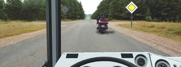 Билет №4, вопрос №11: Разрешено ли Вам обогнать мотоцикл?