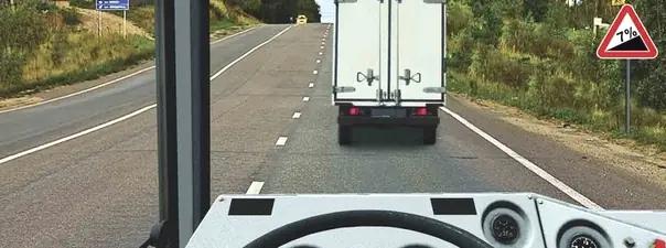 Билет №7, вопрос №11: Разрешается ли Вам в конце подъема перестроиться на среднюю полосу для опережения грузового автомобиля?