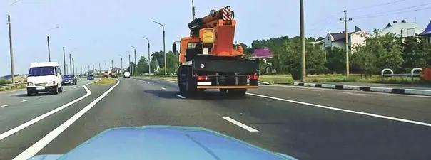 Билет №19, вопрос №11: По какой полосе Вам можно продолжить движение в населенном пункте после опережения грузового автомобиля?
