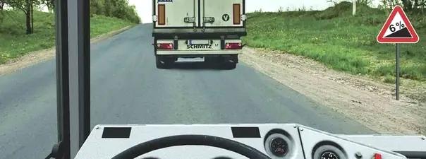 Билет №33, вопрос №11: Разрешается ли Вам обогнать грузовой автомобиль в конце подъема?