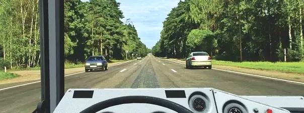 Билет №34, вопрос №11: Можно ли Вам продолжить движение по средней полосе после опережения автомобиля, движущегося по правой полосе?