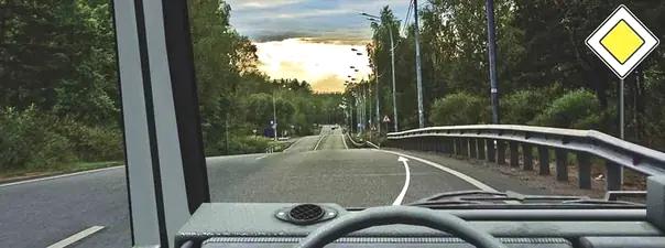 Билет №33, вопрос №12: Разрешено ли Вам поставить автомобиль на стоянку в этом месте при наличии узкой обочины?