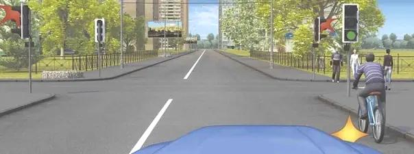 Билет №1, вопрос №13: При повороте направо Вы должны уступить дорогу: