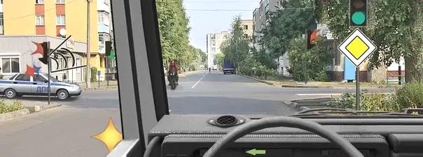 Билет №21, вопрос №13: Кому Вы должны уступить дорогу при повороте налево?