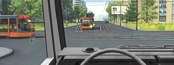 Билет №1, вопрос №14: Вы намерены проехать перекресток в прямом направлении. Кому Вы должны уступить дорогу?