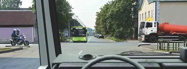 Билет №24, вопрос №14: Кто имеет право проехать перекресток первым, если все намерены двигаться прямо?