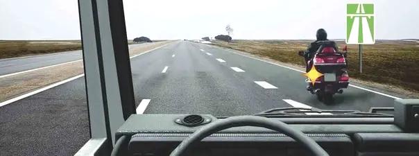 Билет №2, вопрос №15: Обязан ли водитель мотоцикла уступить Вам дорогу?