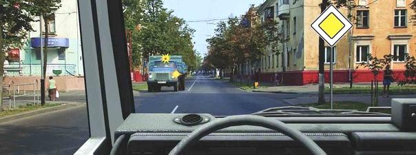 Билет №18, вопрос №15: Вы намерены проехать перекресток в прямом направлении. В данной ситуации: