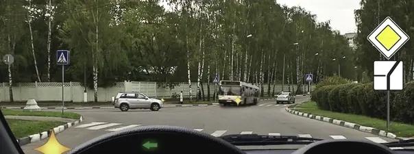Билет №15, вопрос №15: Кому Вы должны уступить дорогу при повороте налево?