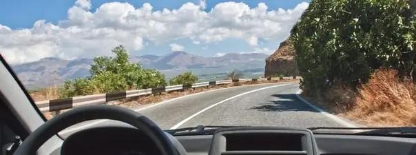 Билет №5, вопрос №5: О чем предупреждает Вас вертикальная разметка, нанесенная на ограждение дороги?