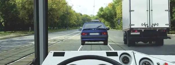 Билет №23, вопрос №10: Разрешается ли Вам выехать на трамвайные пути встречного направления в данной ситуации?