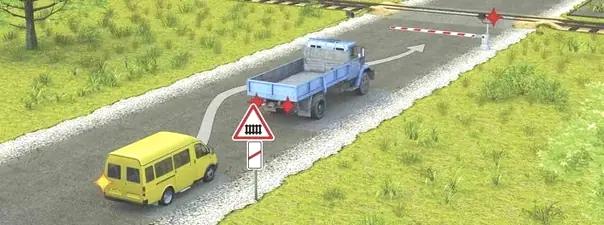 Билет №2, вопрос №16: Разрешается ли водителю выполнить объезд грузового автомобиля?