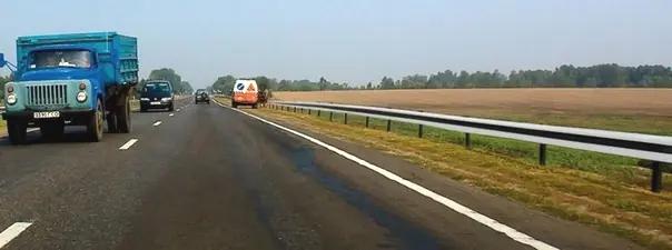 Билет №26, вопрос №5: Такой вертикальной разметкой обозначают боковые поверхности ограждений: