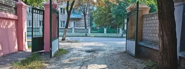 Билет №26, вопрос №1: Выезд из двора или с другой прилегающей территории: