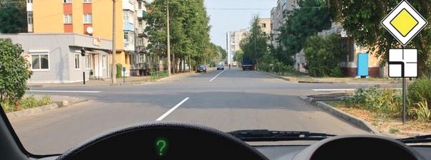 Билет №6, вопрос №7: Вы намерены продолжить движение по главной дороге. Обязаны ли Вы включить указатели левого поворота?