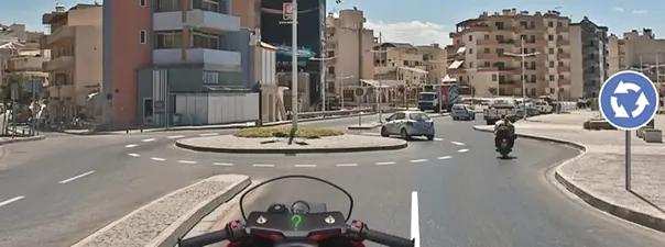 Билет №10, вопрос №7: Вы намерены произвести разворот на перекрестке. Какие указатели поворота необходимо включить перед въездом на перекресток?