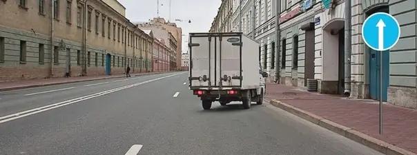 Билет №24, вопрос №7: Какую ошибку совершает водитель, въезжающий во двор?