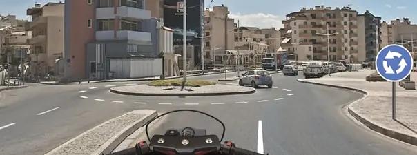 Билет №32, вопрос №7: Обязаны ли Вы включить указатели правого поворота перед въездом на этот перекрёсток?