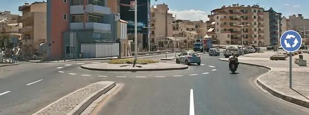 Билет №13, вопрос №8: Из какой полосы разрешено въехать на данный перекрёсток?