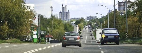 Билет №16, вопрос №8: Обязан ли водитель автомобиля, который движется по левой полосе, уступить дорогу в данной ситуации?