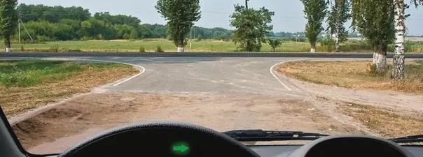 Билет №3, вопрос №1: Выезжая с грунтовой дороги на перекресток, Вы попадаете: