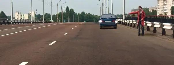 Билет №22, вопрос №9: Разрешено ли водителю движение задним ходом на путепроводе для посадки пассажира?