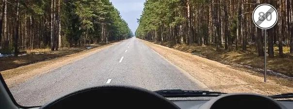 Билет №5, вопрос №10: С какой максимальной скоростью Вы имеете право продолжить движение на легковом автомобиле с прицепом вне населенного пункта?