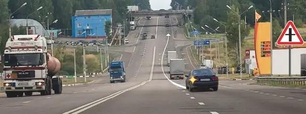 Билет №1, вопрос №11: Можно ли водителю легкового автомобиля выполнить опережение грузовых автомобилей вне населенного пункта по такой траектории?