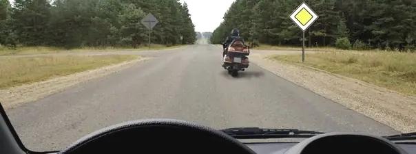 Билет №4, вопрос №11: Разрешено ли Вам обогнать мотоцикл?