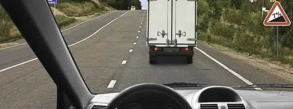 Билет №7, вопрос №11: Разрешается ли Вам в конце подъёма перестроиться на среднюю полосу для опережения грузового автомобиля?