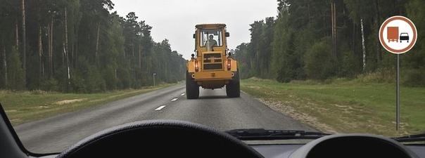 Билет №28, вопрос №11: Можно ли Вам обогнать трактор, управляя грузовым автомобилем с разрешенной максимальной массой не более 3,5 т?