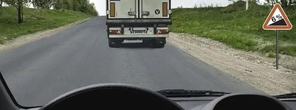 Билет №33, вопрос №11: Разрешается ли Вам обогнать грузовой автомобиль в конце подъема?