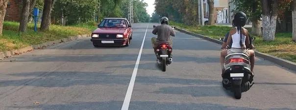 Билет №4, вопрос №1: Сколько полос для движения имеет проезжая часть данной дороги?