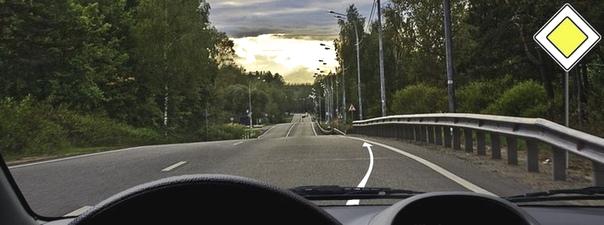 Билет №33, вопрос №12: Разрешено ли Вам поставить автомобиль на стоянку в этом месте при наличии узкой обочины?