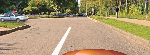 Билет №12, вопрос №14: При движении в каком направлении Вы должны уступить дорогу автомобилю с включенными проблесковым маячком и специальным звуковым сигналом?