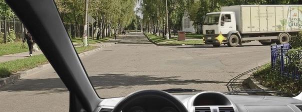 Билет №28, вопрос №14: Вы должны уступить дорогу грузовому автомобилю: