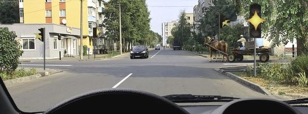 Билет №30, вопрос №14: Вы намерены продолжить движение прямо при желтом мигающем сигнале светофора. Ваши действия?