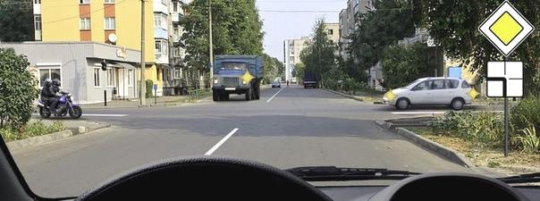 Билет №7, вопрос №15: Вы намерены продолжить движение прямо. Кому Вы обязаны уступить дорогу?
