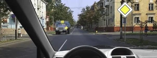 Билет №18, вопрос №15: Вы намерены проехать перекрёсток в прямом направлении. В данной ситуации: