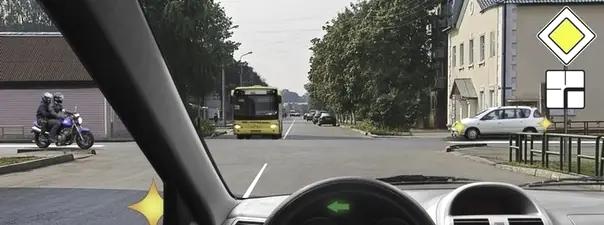 Билет №25, вопрос №15: Вы намерены повернуть налево. Кому Вы обязаны уступить дорогу?